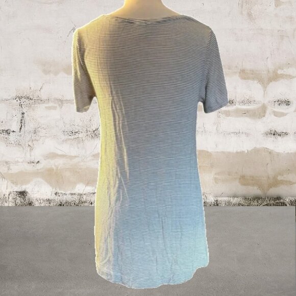 Old Navy Women's Black & White Striped Relaxed Short Sleeve T-Shirt Size Small - Picture 3 of 5